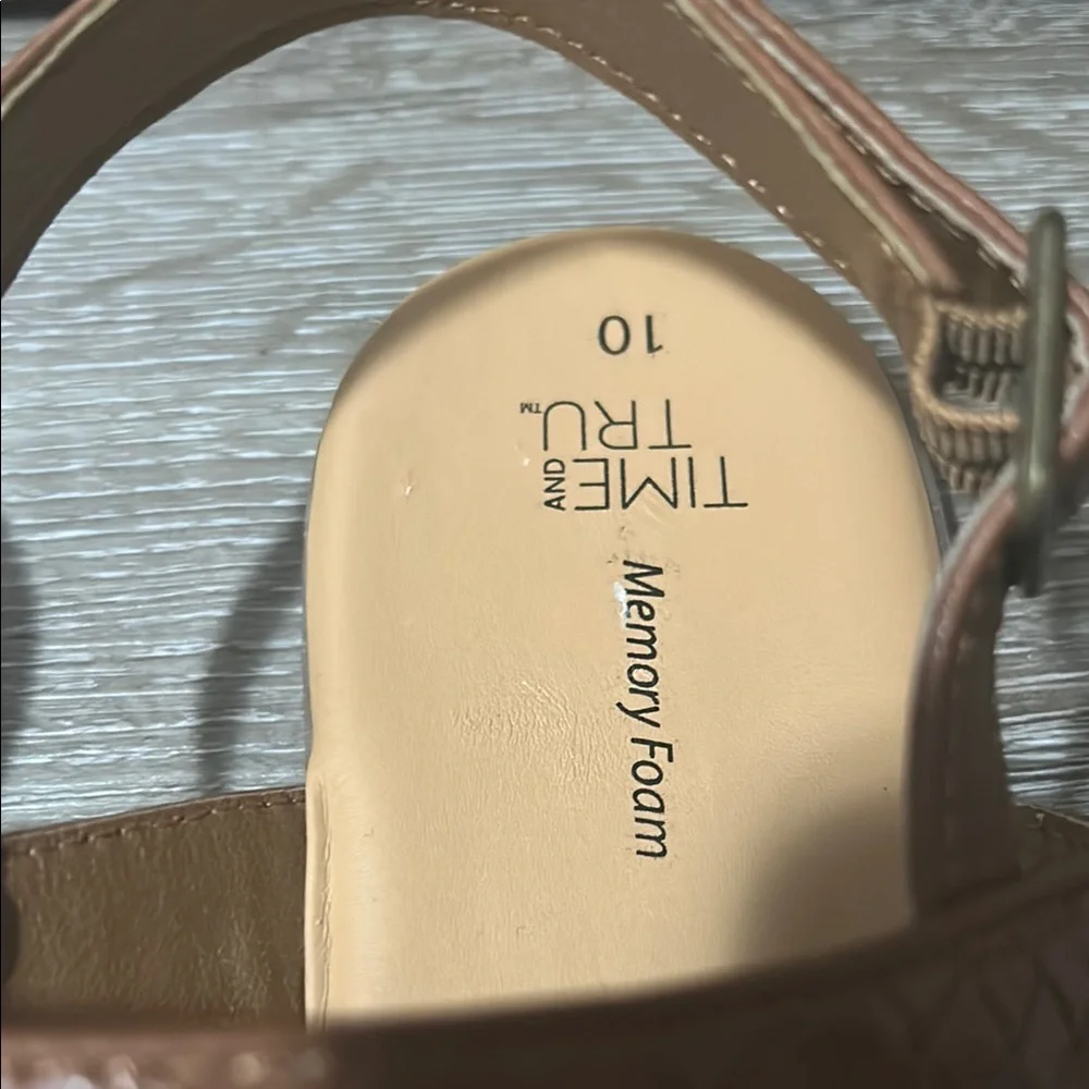 🦋Time and Tru Brown Tan Quilted Sandals 5/25$ - Picture 2 of 9